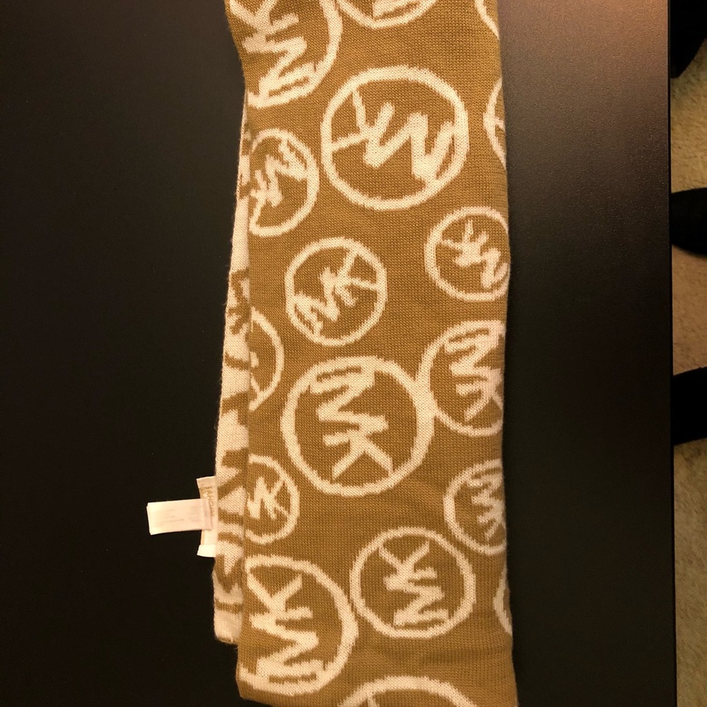 Michael Kors reversible scarf!